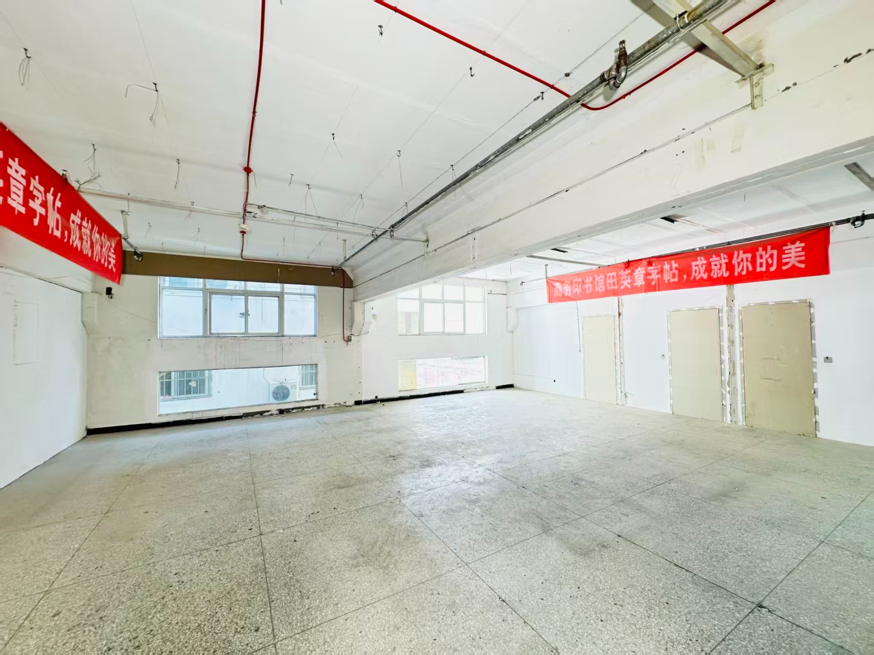 吉市胡同重点吸引人工智能应用、数字经济、电商直播、智能制造服务、软件开发、科技创新企业及创业团队入驻
